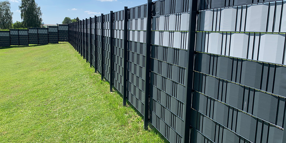 Doppelstabmattenzaun Sichtschutz anbringen: Sichtschutzstreifen einfädeln