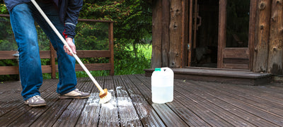 Holzterrasse reinigen – So säuberst und pflegst  du Holzdielen