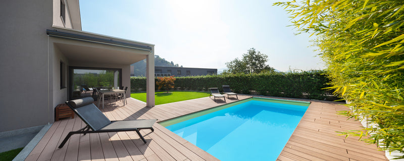Poolumrandung selber bauen – Stein, WPC oder Holz?