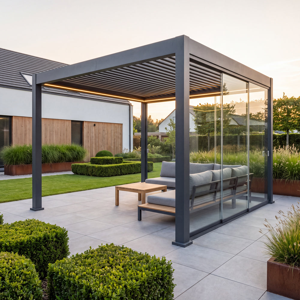 SkyShade Pro mit Glaswand-Element 3 m an der Stirnseite, Glas-Schiebeflügel teilweise geöffnet
