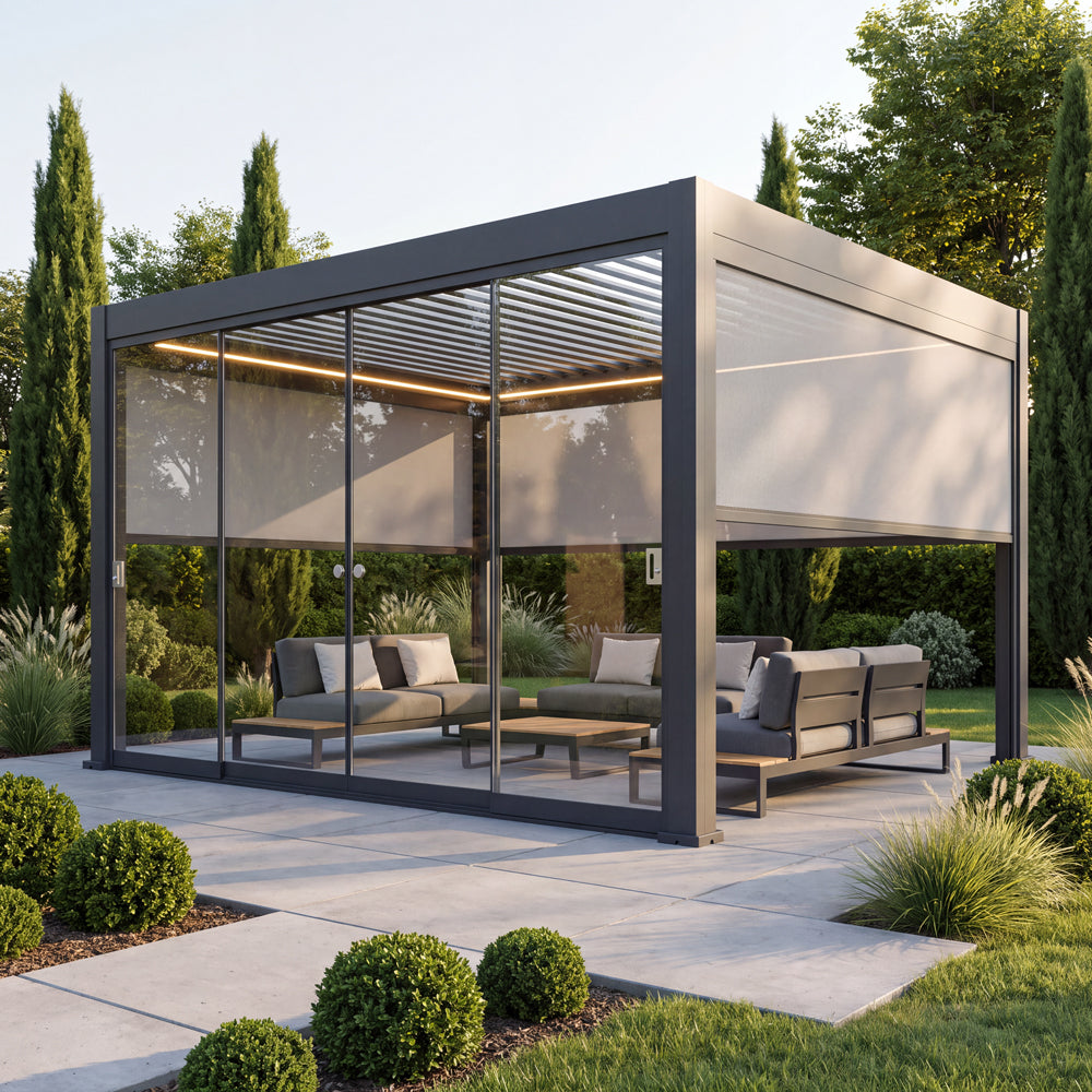 SkyShade Pro 3 × 4 m mit Glaswand-Element 4 m geschlossen und Sichtschutz-Rollo an der Stirnseite
