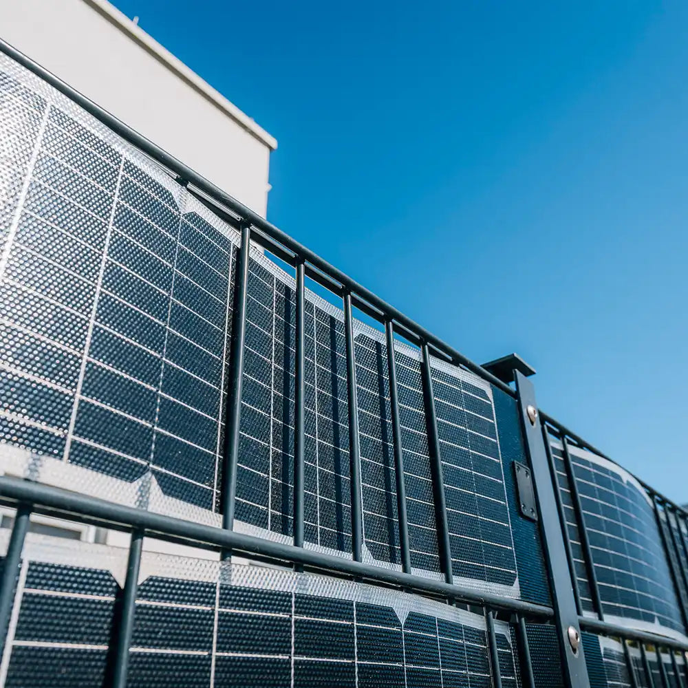 Bifaziales Solarmodul in Streifenform für Doppelstabmattenzaun