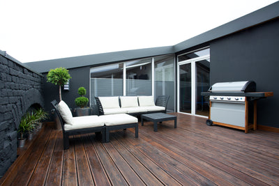 Gestalte deine Terrasse mit hochwertigen Möbeln, Sichtschutz und klaren Linien für eine moderne Optik
